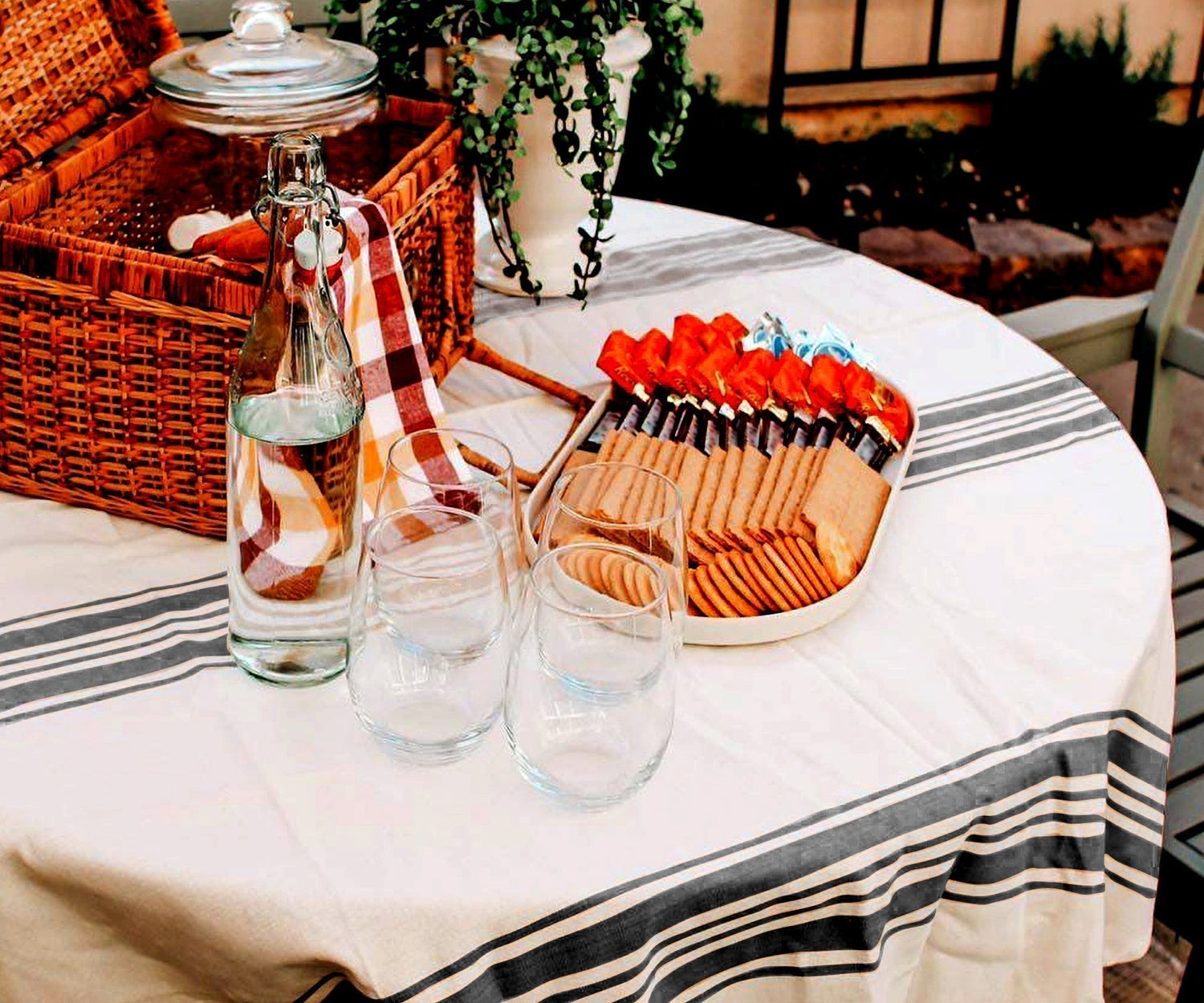 difference-between-table-cover-and-tablecloth