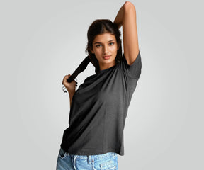 Minimalist black T-shirt for everyday wear