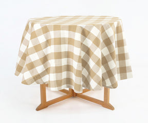 Round table cloth with a timeless checked design.