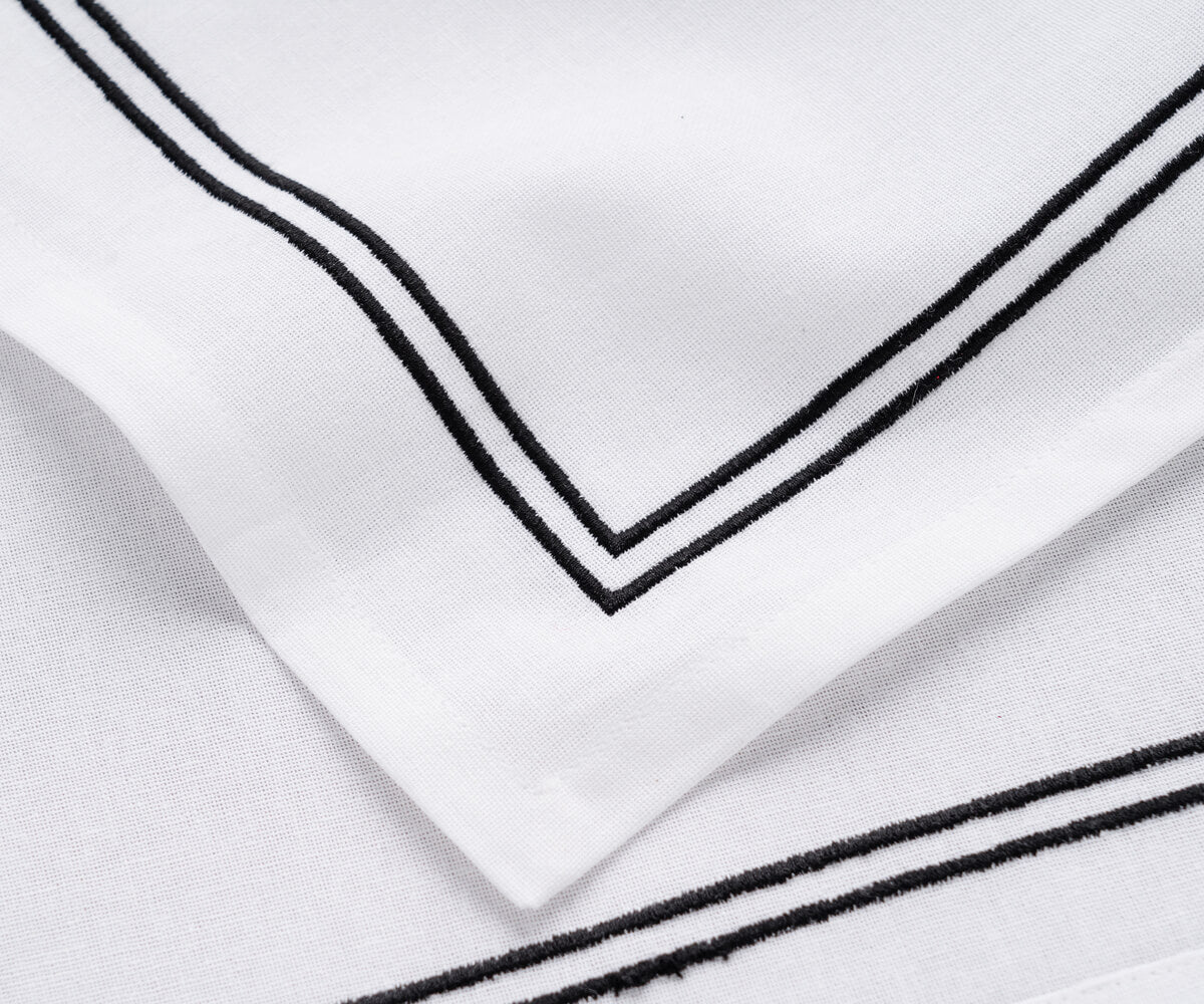 Dinner napkin with a tasteful trim border desig