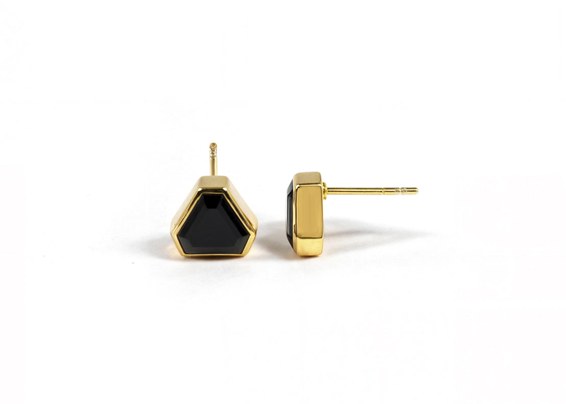  Stylish black onyx stud earrings 18k yellow gold, perfect for everyday elegance.