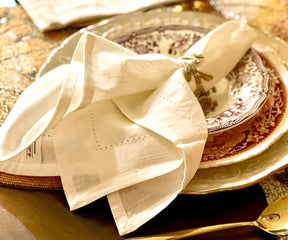 Hermstiched ivory napkins