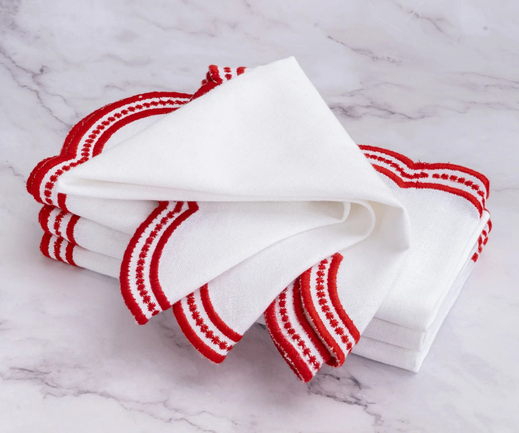 Chic linen napkin set featuring red embroidered scalloped edges, ideal for restaurants and home decor.