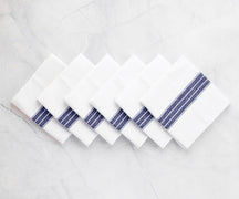 Chic striped napkins, with their modern design, add a playful and dynamic element to your table.