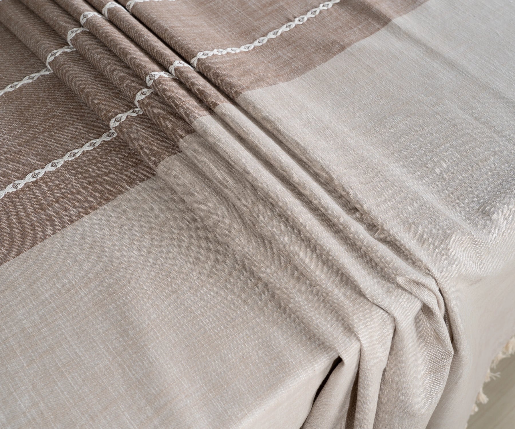 Cotton woven rectangle tablecloth with decorative tassels, perfect for indoor or outdoor dining.