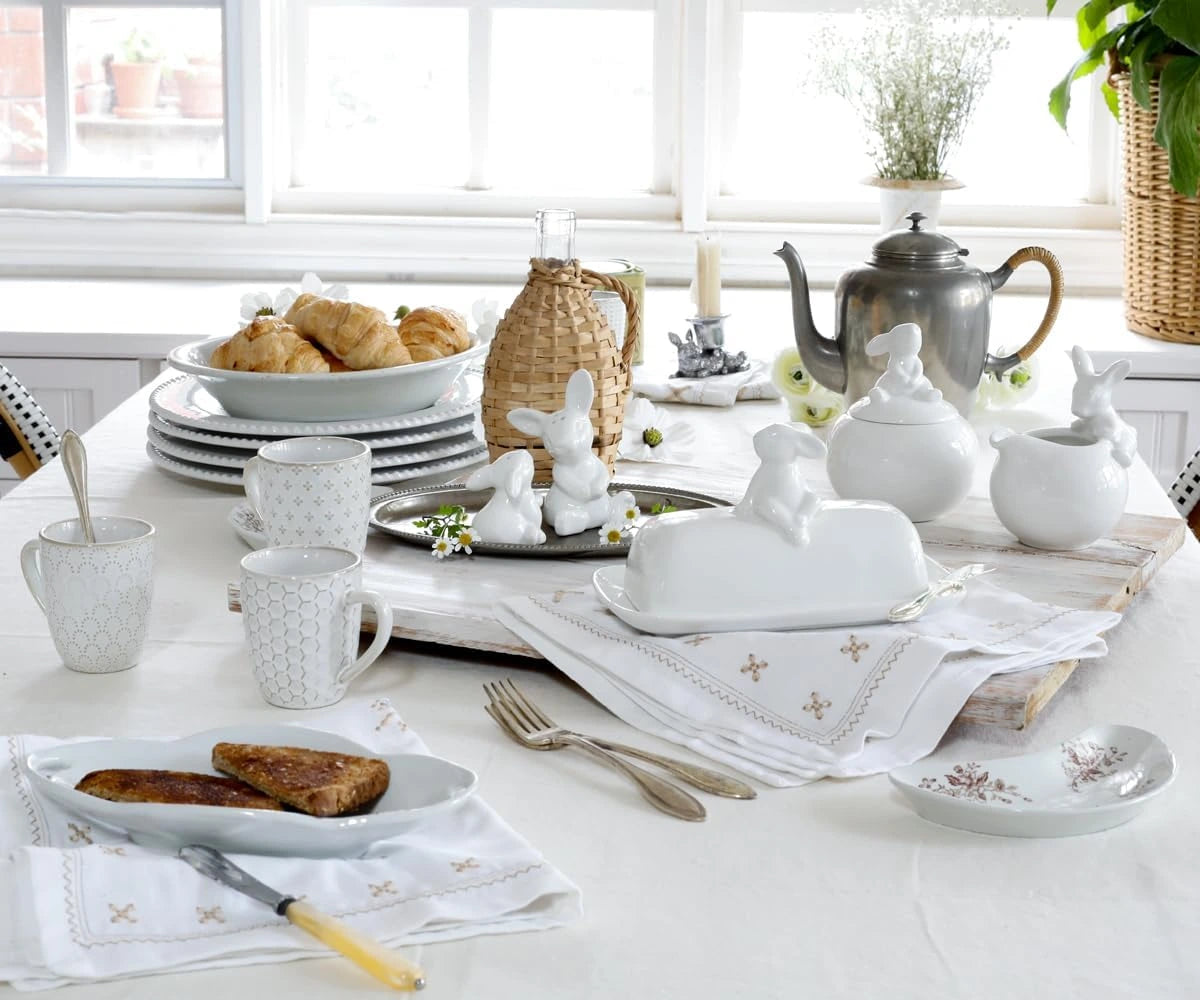 Elegant table napkin in white cotton with a stitched border
