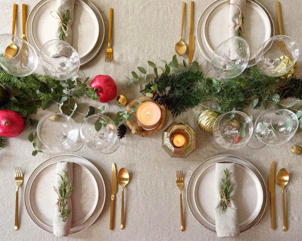 restaurant-white-napkins-and-tablecloth