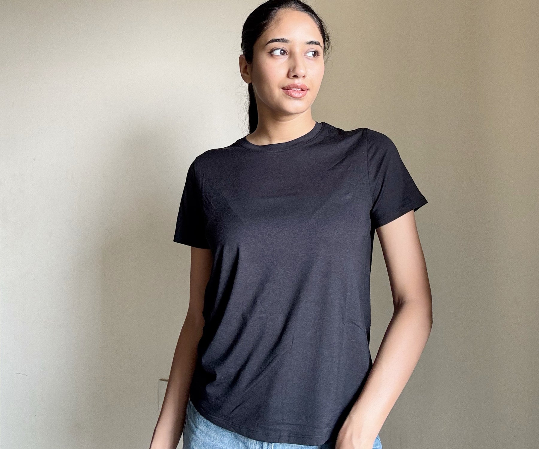 Wide selection of women’s t-shirts, including polo tees, tight shirts, and oversized tees, ideal for everyday wear and layering.