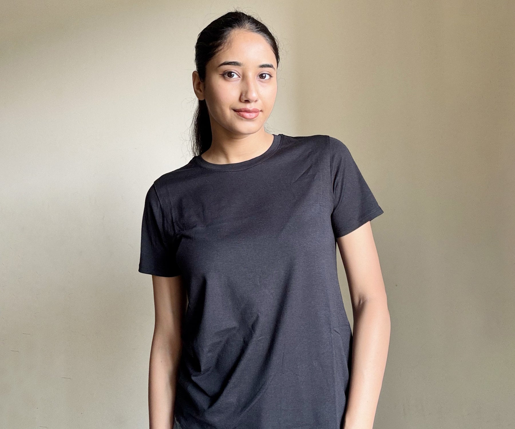 Selection of cool t-shirts for women, featuring essential white and black tees, classic designs, and stylish oversized fits for a relaxed vibe.