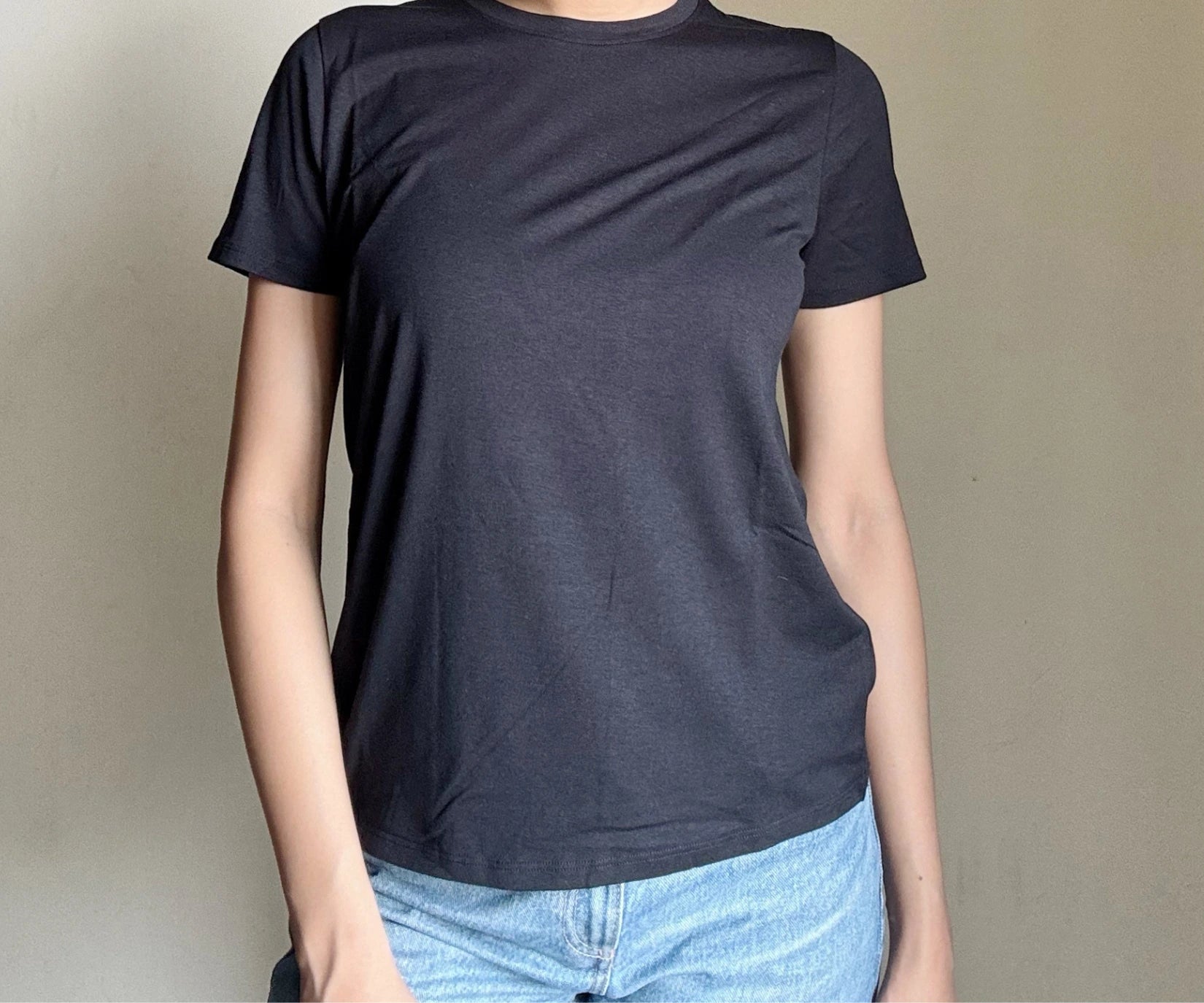 Moisture-wicking black T-shirt made from bamboo cotton